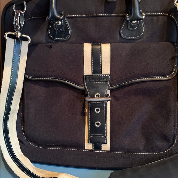 Targus Getta Ladies Notebook Slipcase - Laptop Carrying case - Black, tan - Picture 2 of 6